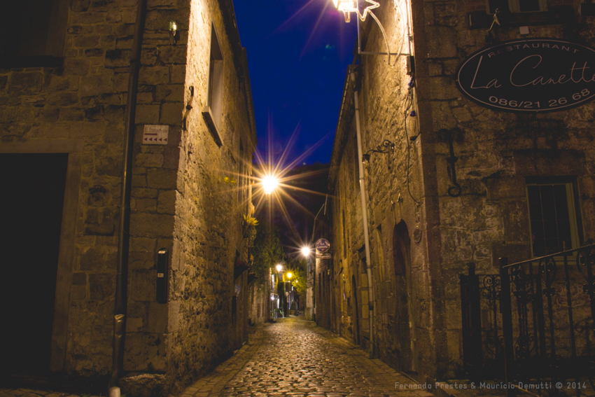 Luzes numa rua estreita em Durbuy