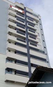 arquitetura-predial-moderna-fachada-esconde-aparelhos-de-ar-condicionado