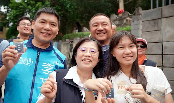 ▲台中鐵砧山劍井取午時水首位取水民眾。（記者林明佑翻攝）