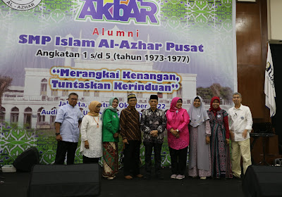 Alumni 1974 berfoto bersama guru