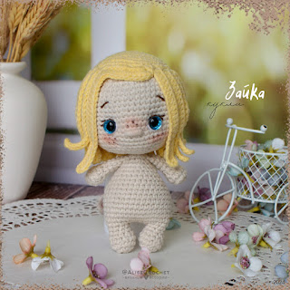 вязаная игрушка крючком кукла в шапочке зайца crochet toy doll wearing a bunny hat