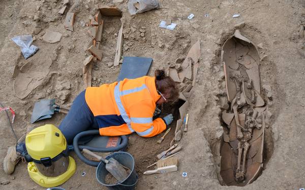 Corsica - Rinvenuti scheletri in vasi giganti in una necropoli