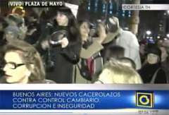 Cientos de personas salieron este jueves a las calles de Buenos Aires para protestar, cacerola en mano, contra la política del Gobierno de Cristina Fernández.