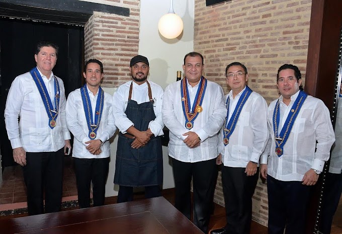 DEGUSTACIÓN DE GRANDES VINOS FRANCESES EN UN ENCUENTRO AMICAL DE LA ORDEN MONDIAL DES GOURMETS DÉGUSTATEURS