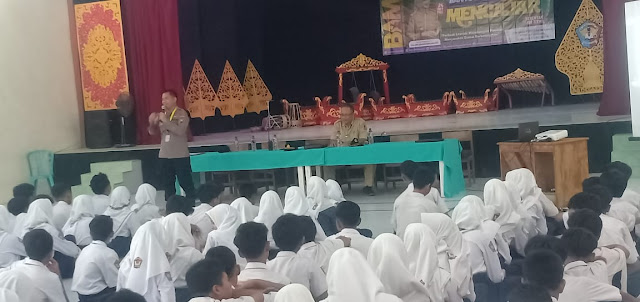 BAM Banyuwangi Ayo Mengajar Tahun 2023: Kanit Reskrim dan Bhabinkamtibmas Berikan Pencerahan Terhadap Siswa SMP 3 Muncar