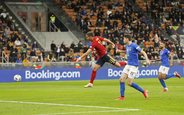 Ferran remata el centro de Oyarzabal para marcar el primer gol, mientras Bastoni y Emerson no llegan a tiempo de impedirlo. SELECCIÓN DE ITALIA 1 SELECCIÓN DE ESPAÑA 2. 06/10/2021. Liga de Naciones de la UEFA, semifinal. Milán, Italia, estadio de San Siro. GOLES: 0-1: 17', Ferran Torres. 0-2: 45+2', Ferran Torres. 1-2: 83', Pellegrini.