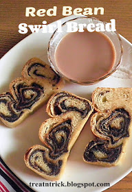 Red  Bean Swirl Bread Recipe @ treatntrick.blogspot.com