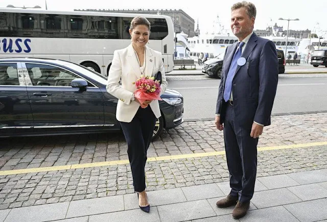 Crown Princess Victoria wore a white cross blazer from The Extreme Collection. Cravingfor Jewellery Baroque pearl earrings