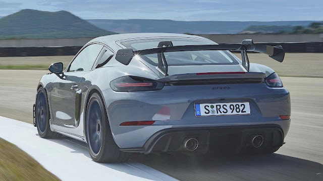 2022 Porsche 718 Cayman GT4 RS Debuts