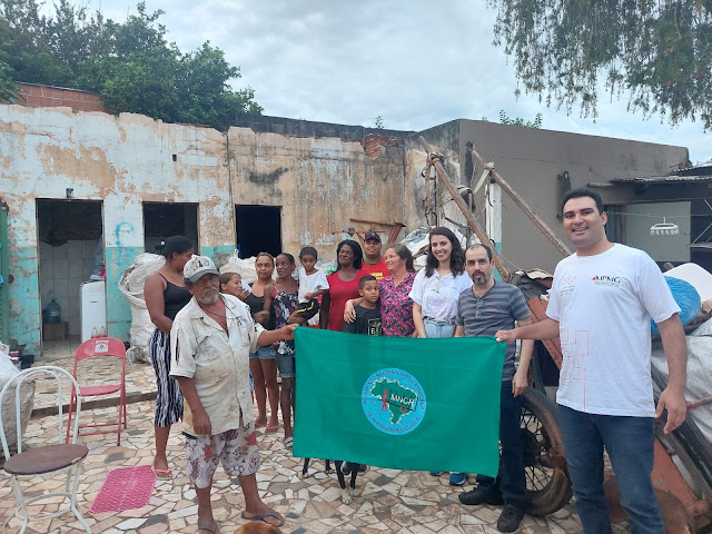 A BANDEIRA DO MNCR - MOVIMENTO NACIONAL DOS CATADORES DE RECICLÁVEIS ESTEVE EM PASSOS MG ATRAVÉS DA CIMOS MPMG