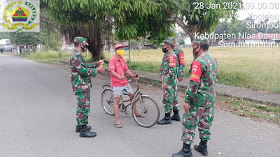 Babinsa 09/Sirombu Tegakan Disiplin Protokol Kesehatan Di Wilayah Kec Sirombu