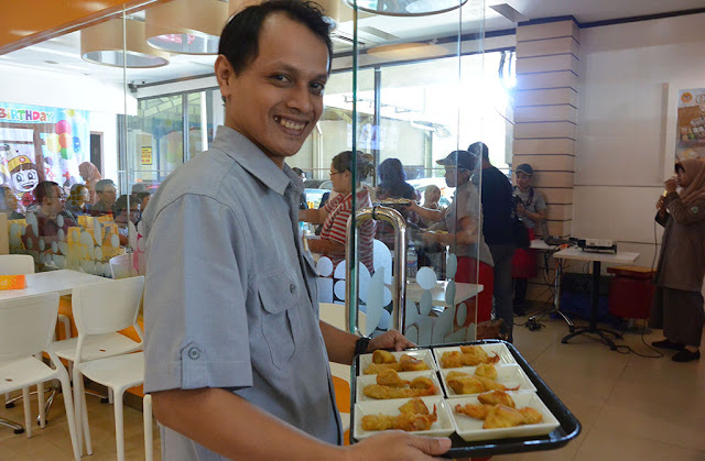 Suasana di dalam Hokben Jakal, Jogja