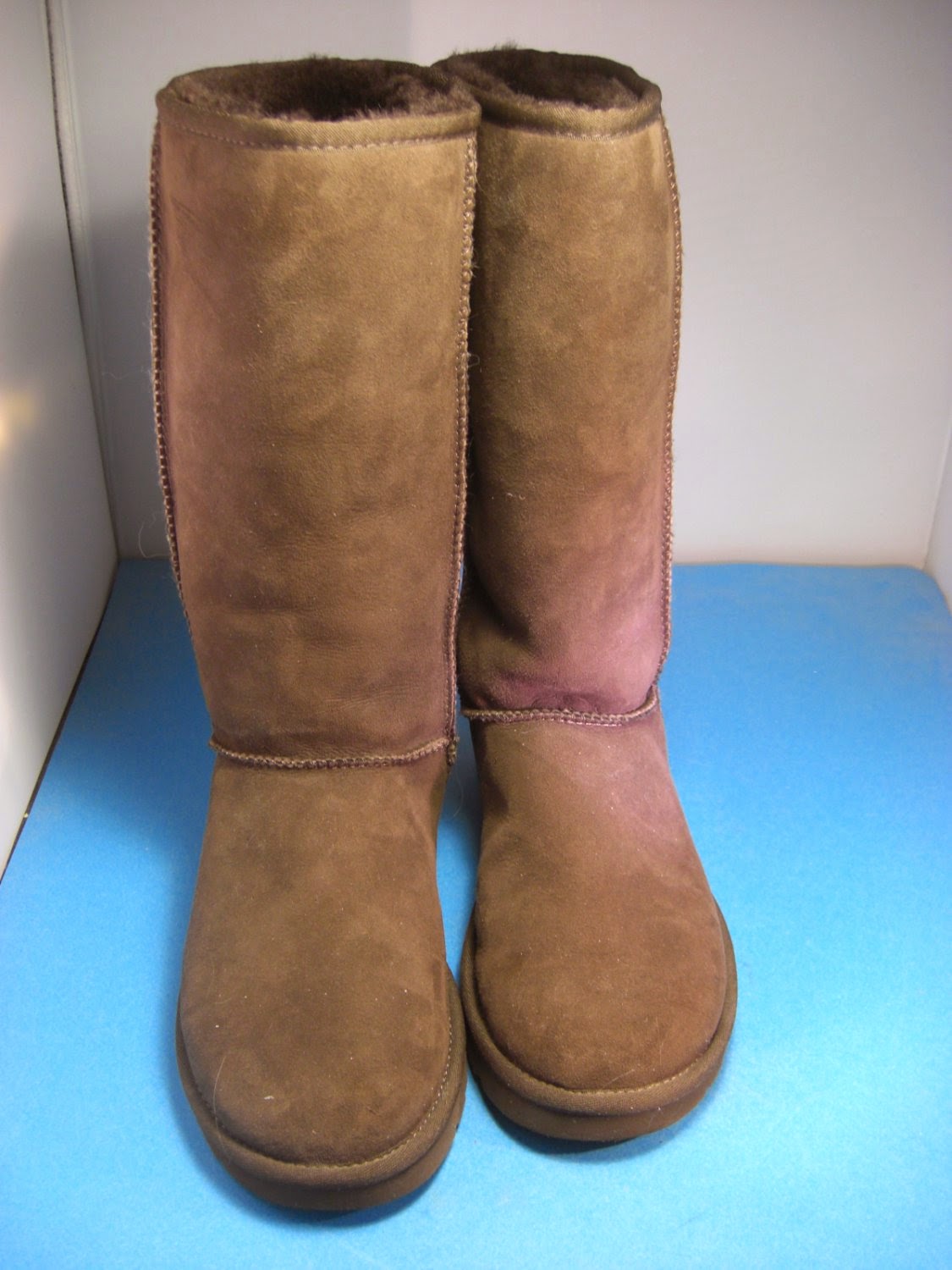 http://bargaincart.ecrater.com/p/20527988/ugg-australia-authentic-brown-classic?keywords=ugg