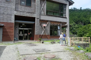 やはた温泉建物手前の階段から四郷川へ降ります