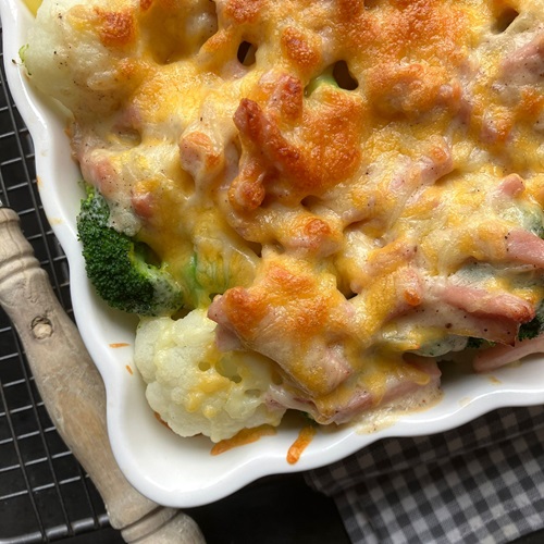 Blumenkohl-Broccoli-Kartoffel-Gratin mit Käse-Kochschinken-Béchamel