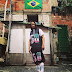 T.I esta no Brasil e visita Favela