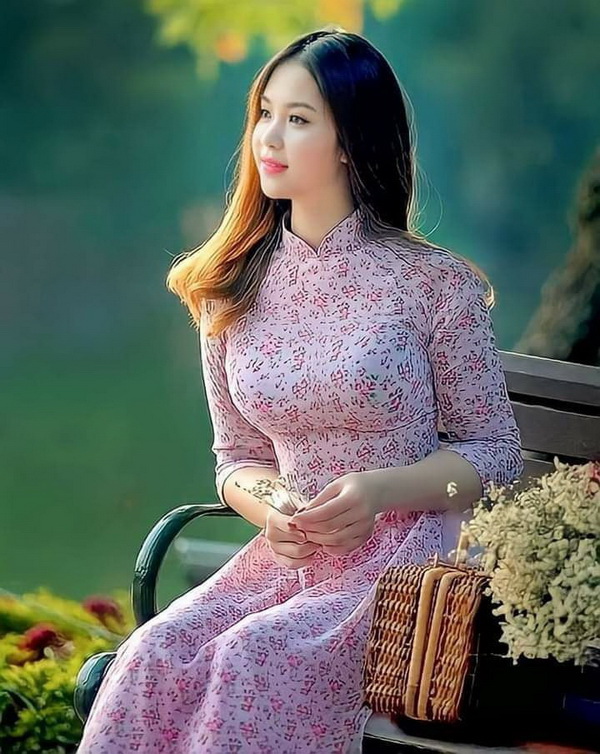 Thiếu nữ ngồi áo dài hoa