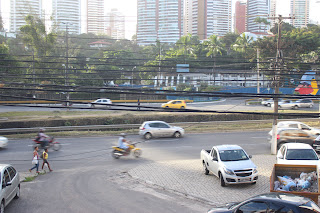 Atenção motoristas e pedestres: Tem fio despencado na Av. Juracy Magalhães