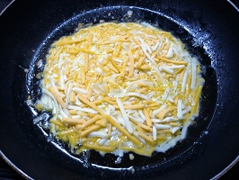 To make the crust, the recipe says to fry 1 cup of shredded cheese in 1 tsp of olive oil in a large frying pan.