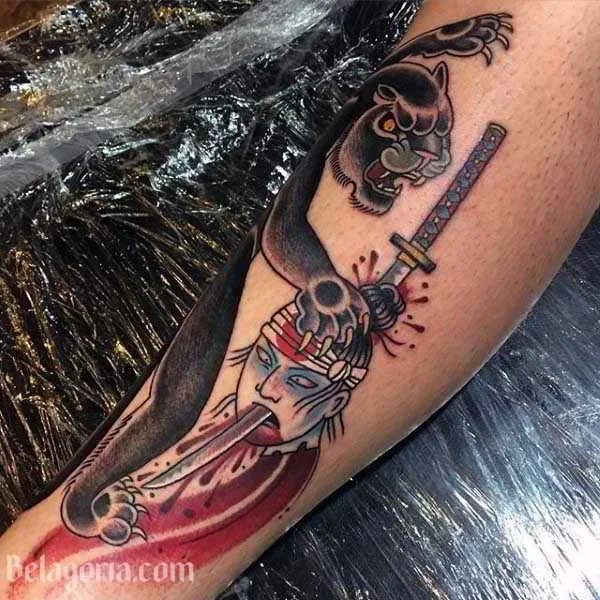 Un tatuaje de espada para mujer 