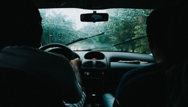 Consejos para conducir cuando llueve para llegar seguro y seguro a su destino