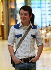 elijah-wood-apple-store-05