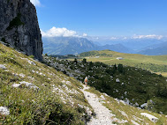 Descending into Piani di Bobbio along trail 101_2