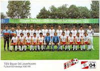 T.S.V. BAYER 04 LEVERKUSEN - Leverkusen, República Federal de Alemania - Temporada 1985-86 - Erich Ribbeck (entrenador), Gerd Kentschke (entrenador ayudante), Jürgen Gelsdorf, Thomas Hörster, Peter Zanter, Falko Götz, Alois Reinhardt, Roman Geschlecht, Anders Giske, Herbert Waas, Günter Drews, Bum-Kun Cha y Dieter Trzolek (masajista); Jürgen Röber, Thomas Zechel, Florian Hinterberger, Dieter Bast, Frank Glaß, Rüdiger Vollborn, Andreas Nagel, Rudolf Wojtowicz, Dirk Schlegel, Wolfgang Patzke y Christian Schreier - Plantilla del Bayer Leverkusen para la temporada 1985-86, en la que, con Erich Ribbeck de entrenador, terminó 6º en la Bundesliga, logrando la clasificación para jugar la Copa de la UEFA