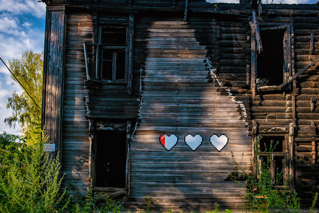 Сердечки на стене сгоревшего дома