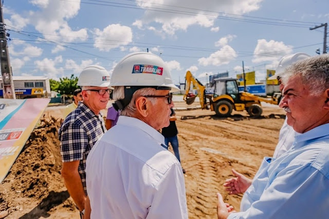 Cícero Lucena vistoria obras da nova rotatória do Campo do Santos, no Geisel