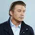 Alec Baldwin firma por un programa en televisión