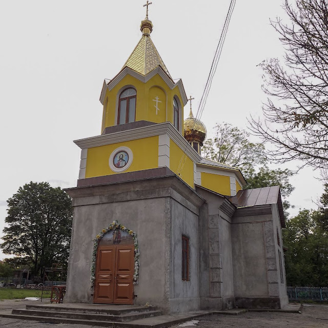 Церковь Св. Петра и Павла 1973 года в молдавском селе Брэтушень перестроили