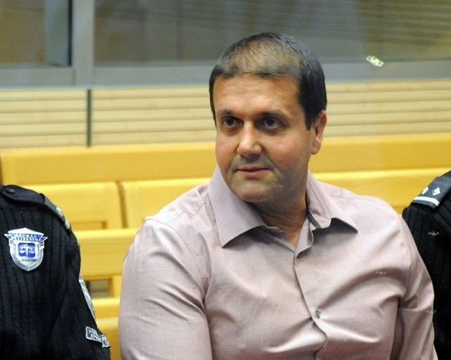 Darko Saric while in Belgrade Court in the middle of two officers