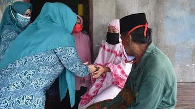 Tim Penggerak PKK Pinrang Salurkan Bantuan Untuk Korban Banjir 