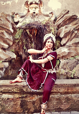 Danza Odissi Roma BIBLIOTECA ARCHIVIO STORICO COMUNALE DI FRASCATI  Sala degli Specchi - 16 febbraio 2017 "POESIA VISIVA" Dimostrazione-Spettacolo di danza classica Odissi a cura di Marialuisa Sales  Letture e poesia: Neriene  Foto: Massimo Livadiotti “LA POESIA DIVIENE DANZA” SPETTACOLO DI DANZA CLASSICA DELL’INDIA IN STILE ODISSI La danza classica dell’India viene definita dalla critica “Visual Poetry” (Poesia Visiva) proprio per la sua peculiarità di trasporre perfettamente i testi poetici classici in un complesso linguaggio gestuale codificato dalla trattatistica classica. Lo spettacolo presenterà un estratto dal repertorio tradizionale accompagnando le danze con spiegazioni approfondite degli aspetti rituali e mitologici. In omaggio alla città di Frascati la danzatrice eseguirà brani dedicati alla divinità dell’ebbrezza (Shiva), alla Signora dei Boschi e delle Foreste (la dea tantrica Matangi).