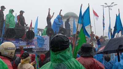 Demo Buruh! Guyuran Hujan Tidak Goyahkan Aksi KSPSI di Depan Gedung DPR
