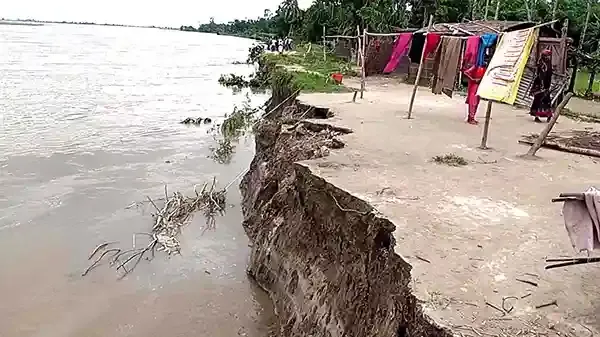 কয়েকদিনের বৃষ্টি ও ব্রহ্মপুত্র নদীতে পানি বৃদ্ধির সাথে নদী ভাঙ্গন