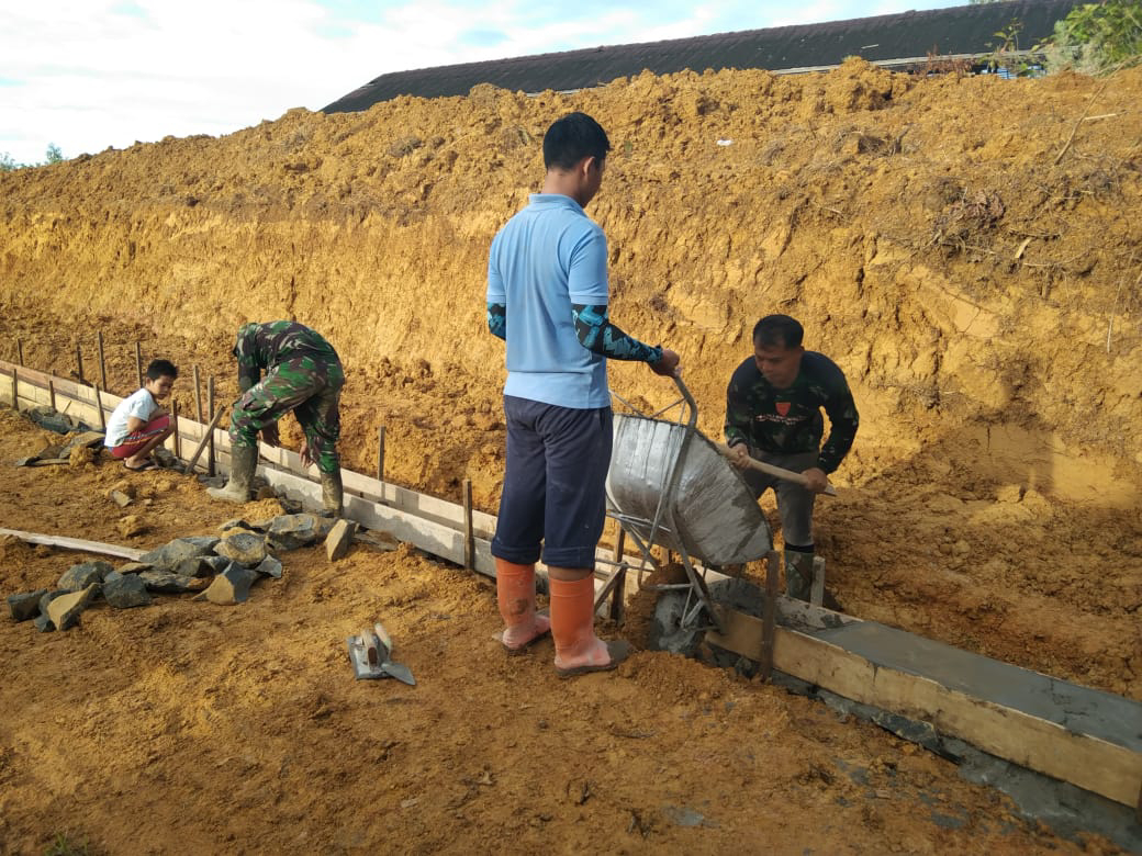 Anggota Satgas TMMD Mengecor Pagar Bagian Belakang Gereja