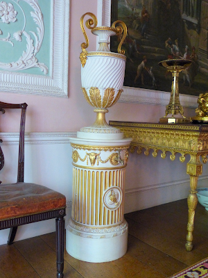 Urn in eating room at Osterley Park (2015)