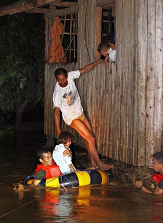 17FLOODSGUSA1<br />Members of the Army's 4th Infantry Division rescue team help out residents of Barangay Gusa in Cagayan de Oro City after flood waters coming from the mountains brought about by tropical storm Sendong engulfed several of the city’s barangays. MindaNews photo by Erwin Mascarinas<br />