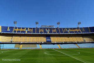 foto da campo do estádio do Boca Júniors - La Bombonera   