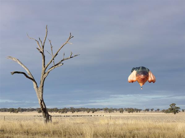 Foto Unik Balon Monster Raksasa di Langit Australia