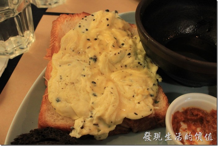 台南-和喫早午餐。雙色丹麥麵包也非常好吃，工作熊比較喜歡黑色丹麥麵包的味道，另外兩片廟包中間的「松露牛奶炒蛋」更是一絕，吃起來真的非常的香嫩，單獨吃滑蛋時可以吃到松露的味道，不過一般建議將炒蛋放在兩片麵包中間挾著吃。