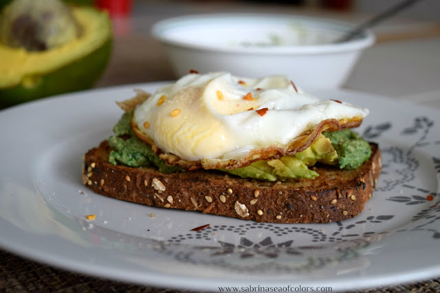 Tostadas de aguacate y huevo