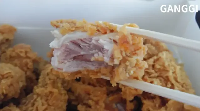 속살이-보이는-치킨을-젓가락으로-집은-사진
