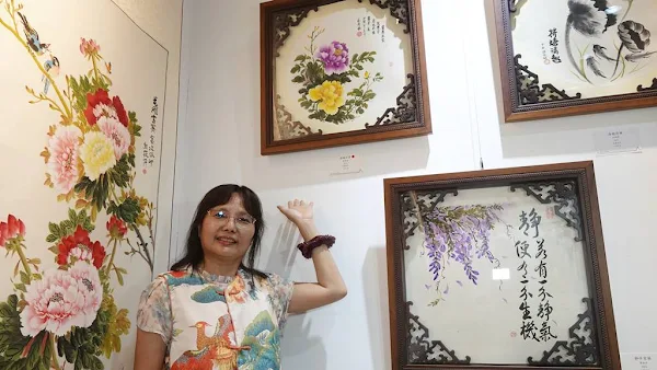 ▲竹亞軒藝術畫廊學員蔡秀梅的第一幅創作，贈與一位國小學童收藏，她希望作品能啟發孩子的藝術創作之路。（記者林明佑攝）