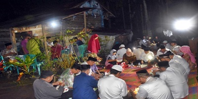 Mahen Sahur Bersama Beralaskan Tikar