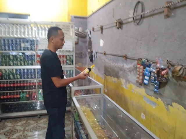 Oprasi Pekat, Unit Reskrim Polsek Rengasdengklok Gelar Razia Miras Terhadap Toko Jamu