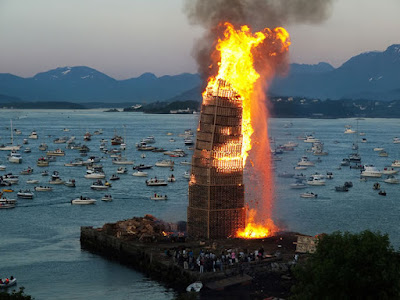 Amazing Biggest Bonfire in the World