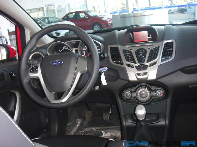 Ford New Fiesta Hatch 2013 SE - interior em couro